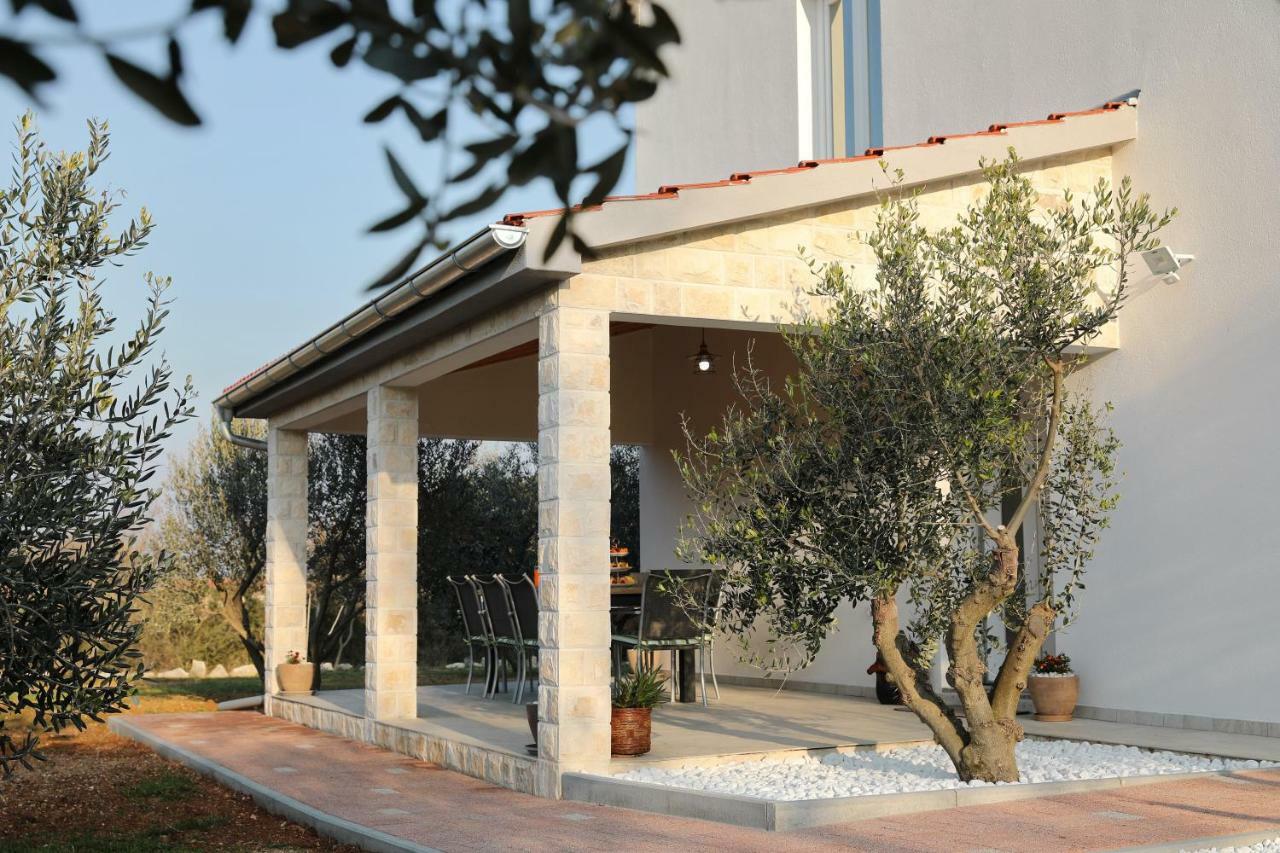 Holiday Home Hrast Debeljak Kültér fotó