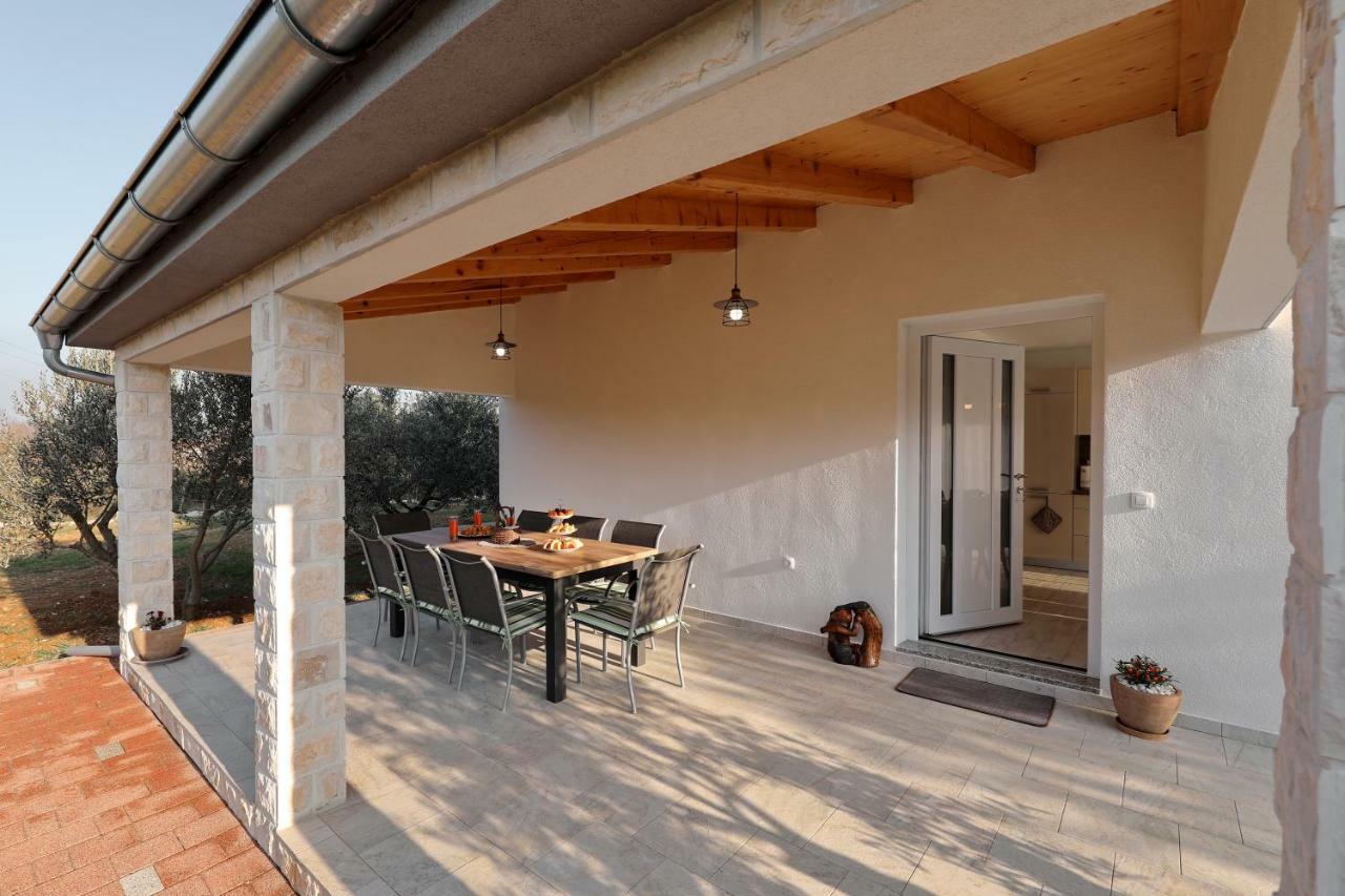 Holiday Home Hrast Debeljak Kültér fotó