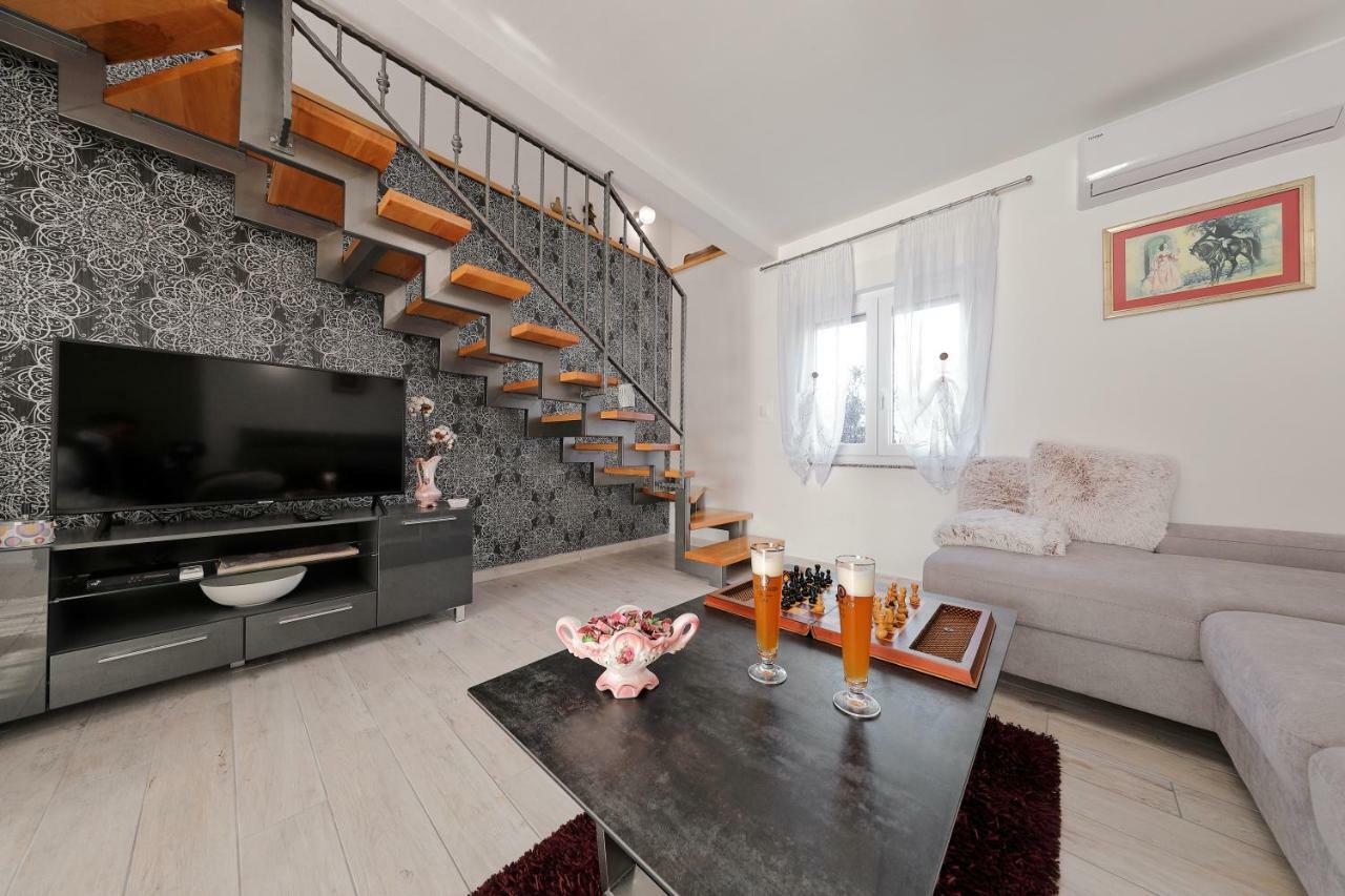 Holiday Home Hrast Debeljak Kültér fotó