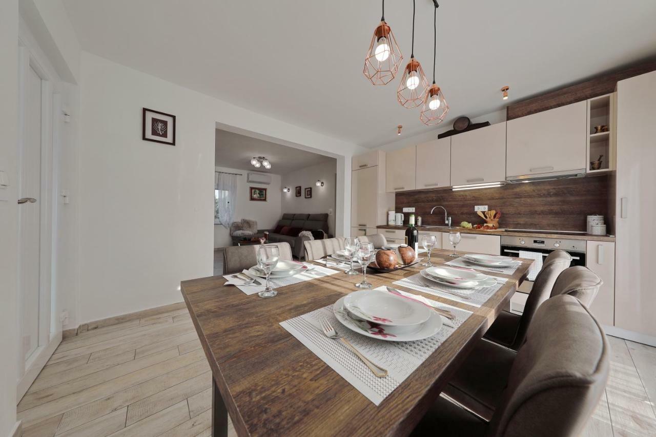 Holiday Home Hrast Debeljak Kültér fotó