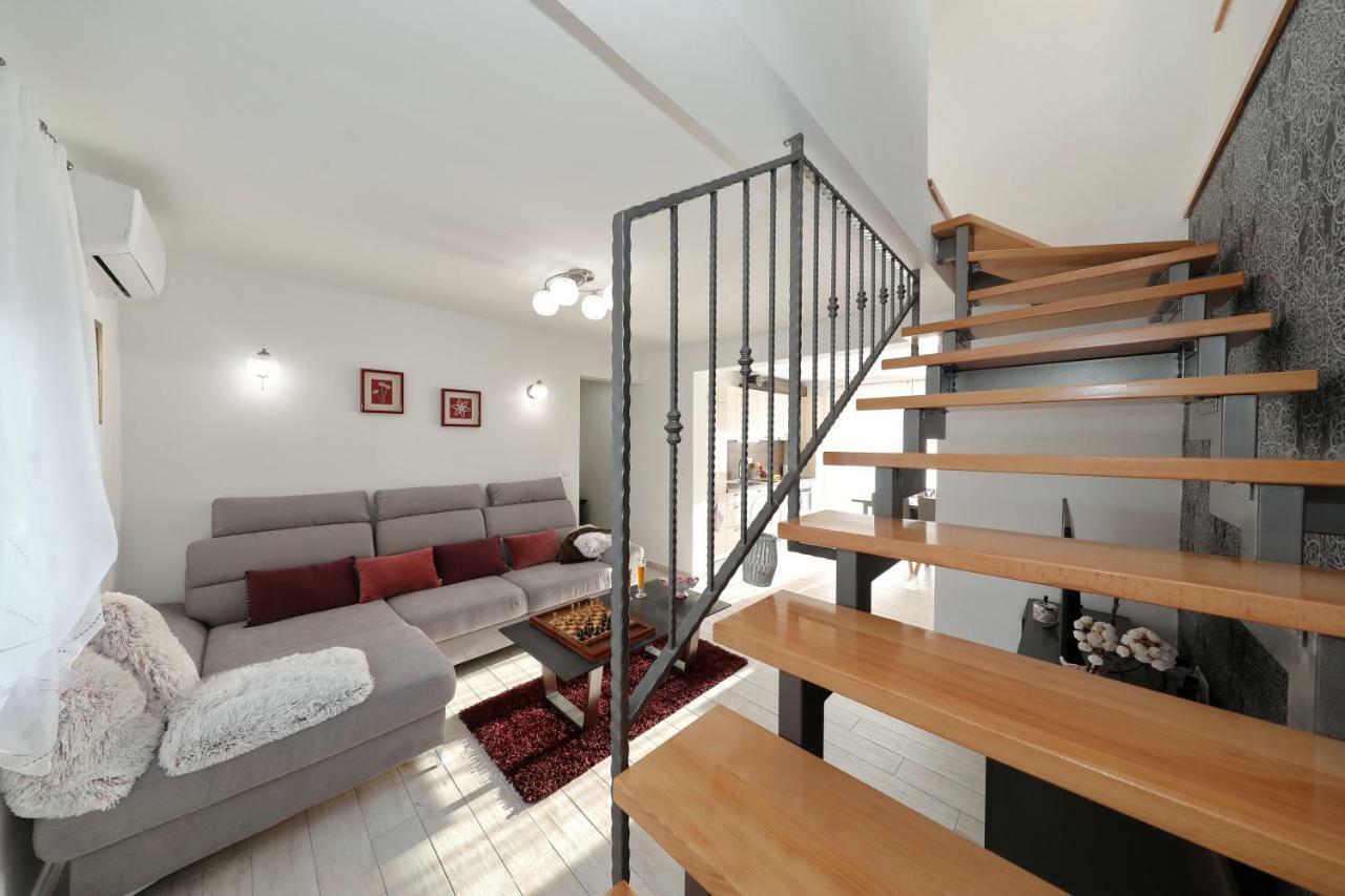 Holiday Home Hrast Debeljak Kültér fotó