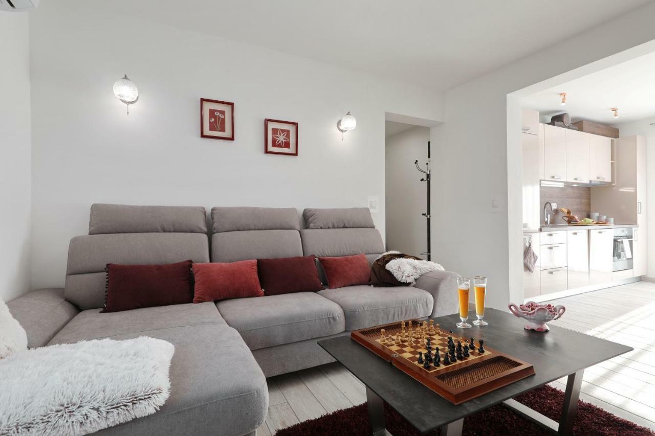 Holiday Home Hrast Debeljak Kültér fotó