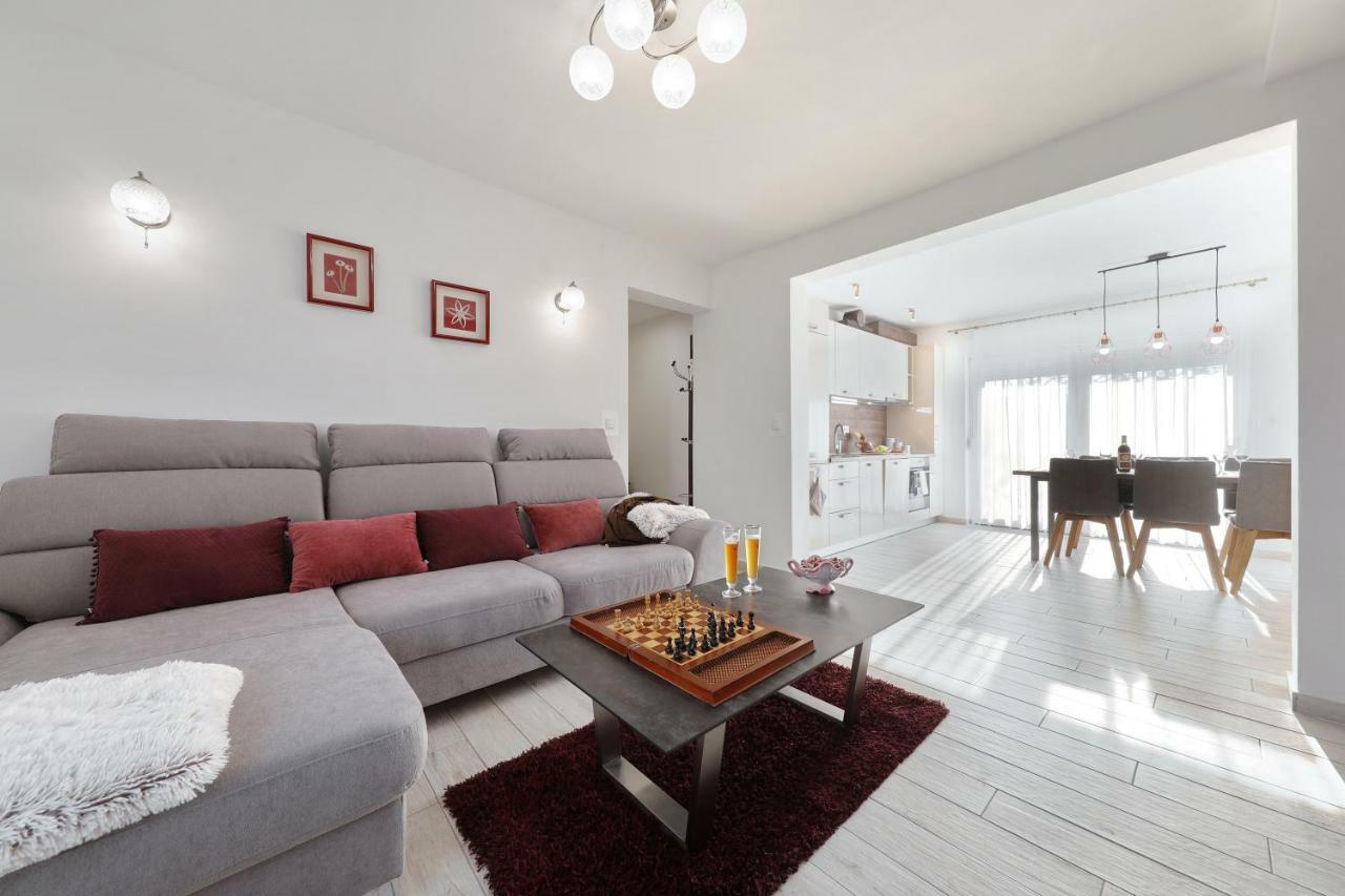 Holiday Home Hrast Debeljak Kültér fotó