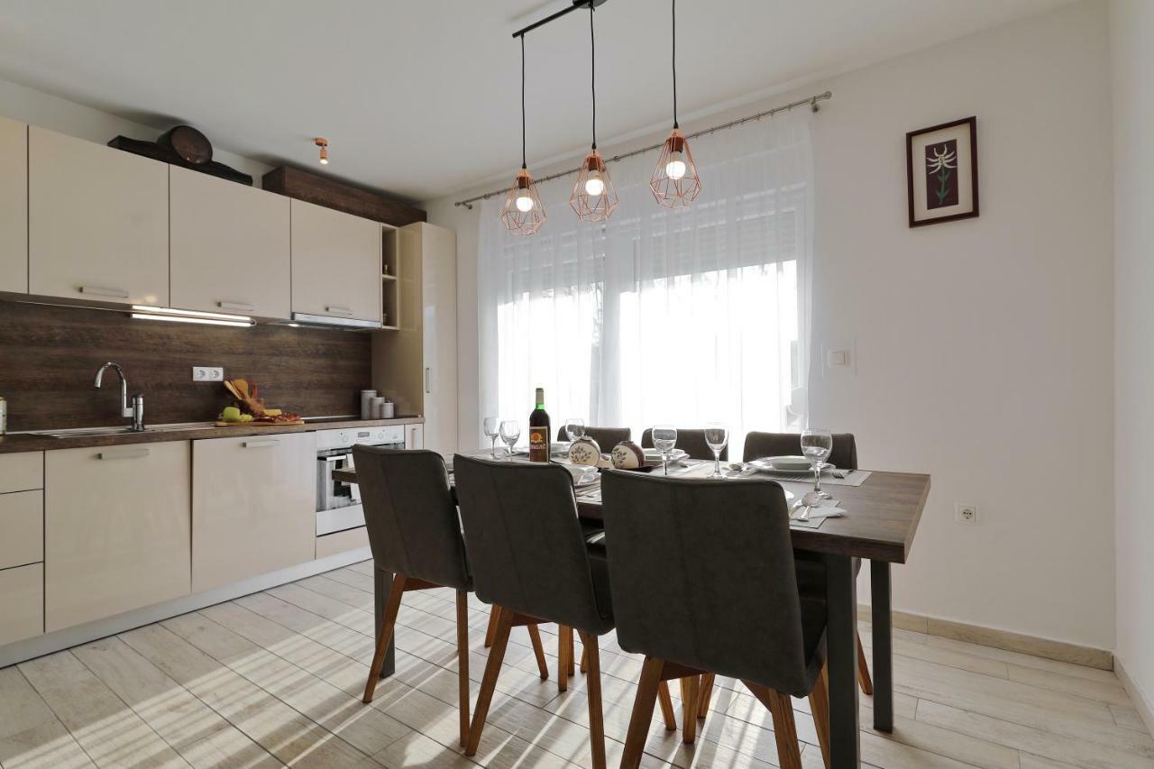 Holiday Home Hrast Debeljak Kültér fotó