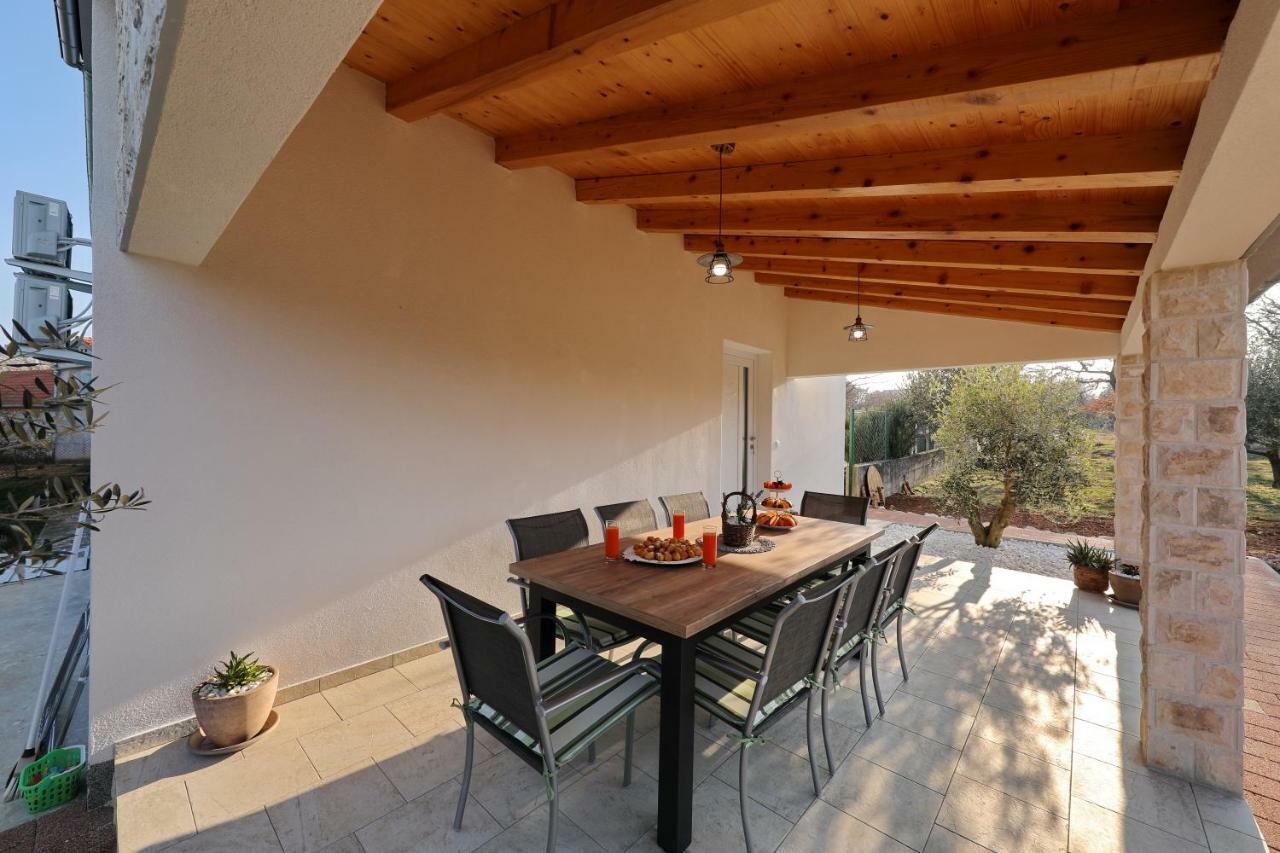 Holiday Home Hrast Debeljak Kültér fotó